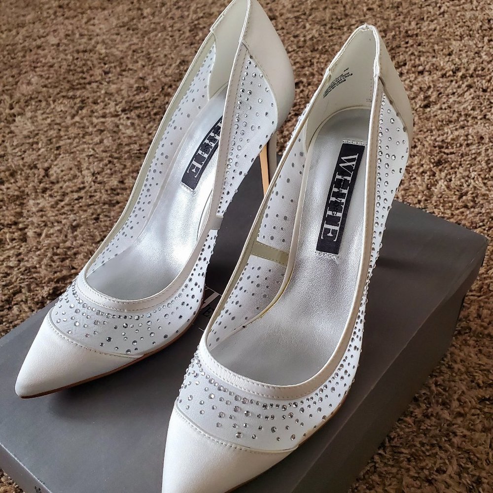 NWT- White by Vera Wang Ivory Pumps